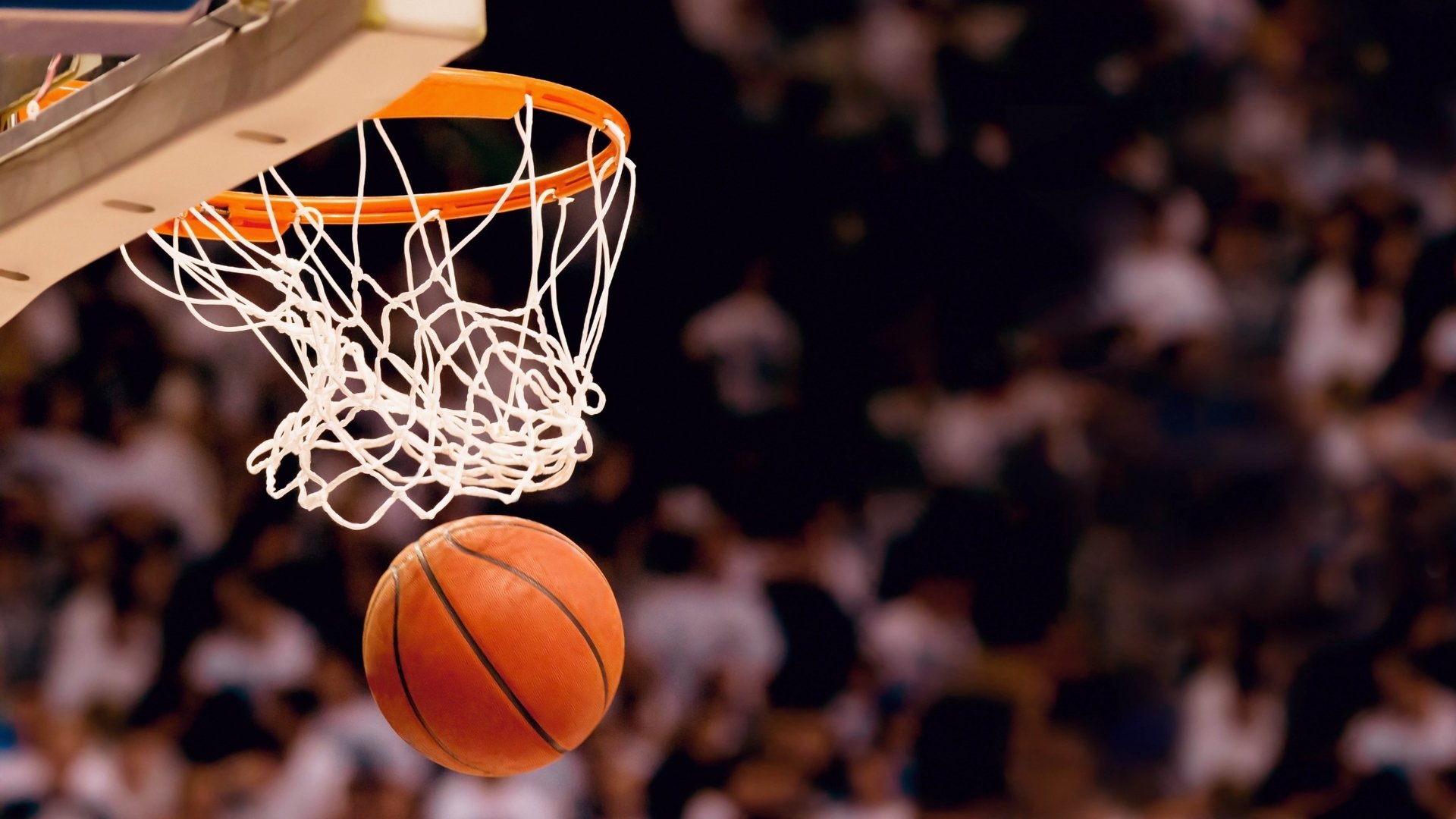 爱游戏平台-多线并行的体坛魔幻现实主义，NBA巴塞罗那赛回暖与曼联国王杯备战同框